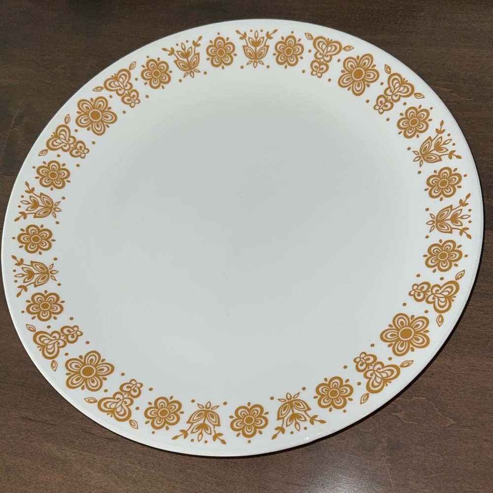 5/$10 Authentic vintage corelle dinner plates. Excellent condition.
